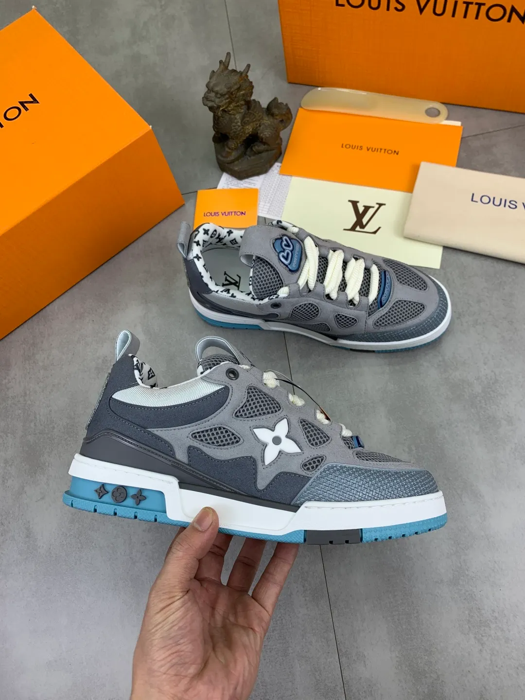 Men's Men's Shoes 💰P660 New The new LV TRAINER series of sneakers are on sale. This LV Trainer sneaker reinterprets Virgil Abloh's classics with nubuck and grained cow leather, and is decorated with Monogram flowers on the rubber outsole of the same color. A deformed Monogram flower occupies the sides, contrasting with the asymmetric Louis and Vuitton logos at the rear. The original version was designed by Virgil Abloh and was inspired by vintage basketball shoes. Featuring LV monograms on the tongue and upper, a scripted Louis Vuitton logo on the sides and a #54 logo on the rear, the rubber outsole features Monogram flowers and continues the comfort of an innovative gel outsole. Comes with original drawer box and complete packaging! Color: 3️⃣colors available